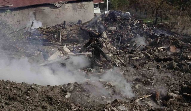 6 ev ve 1 samanlık küle döndü