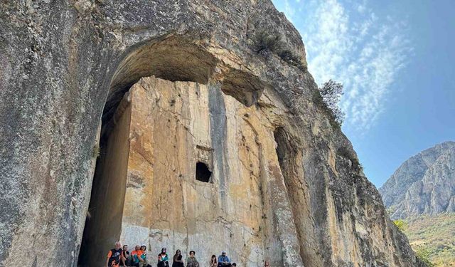 Gizemli kaya mezarı turistlerin ilgisini çekiyor