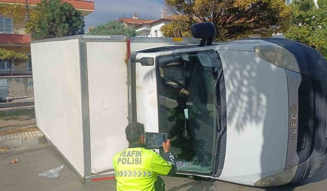 Kamyonet ile otomobil çarpıştı: 1’i çocuk 5 yaralı