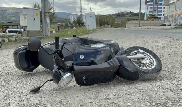 Mıcırlı yolda motosiklet devrildi