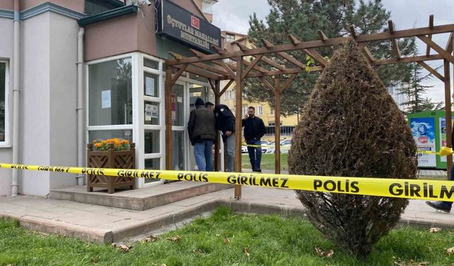 Muhtarlığa kurşun yağdırdı