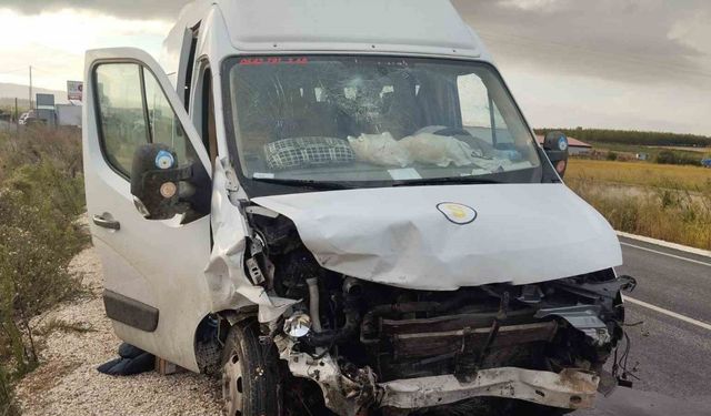 Öğrenci servisi ile otomobil çarpıştı: 2 ölü, 7 öğrenci yaralı