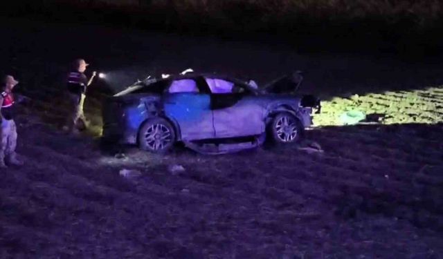 Otomobil tarlaya uçtu: 1 ölü, 2 yaralı