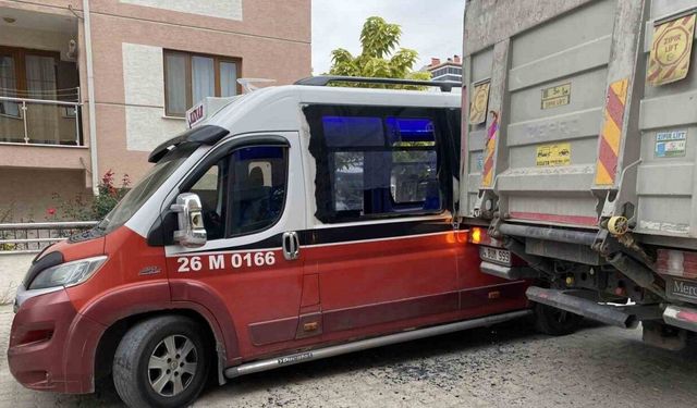 Tır ile minibüsün çarpıştı