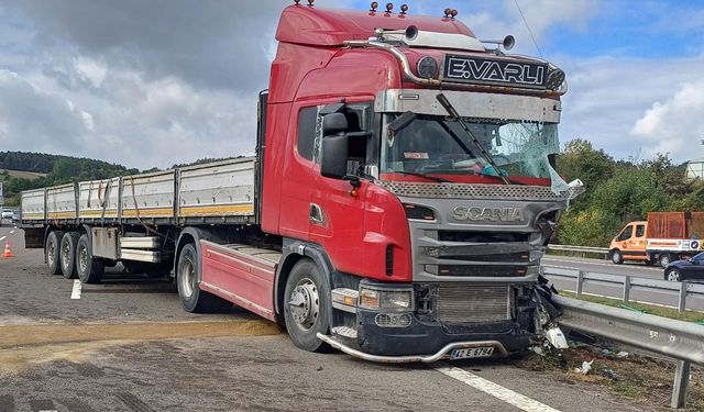 Tırın dorsesindeki demirler yola saçıldı: 1 yaralı