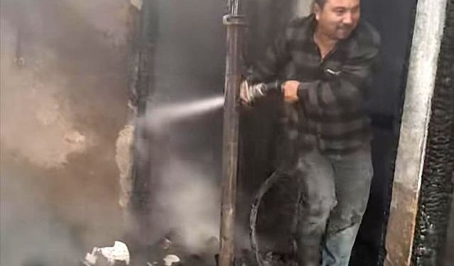 Yıldırım düşmesi sonucu evde yangın çıktı, cami hasar gördü