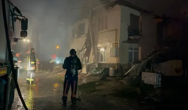 3 ev ve 4 samanlık alevlere teslim oldu