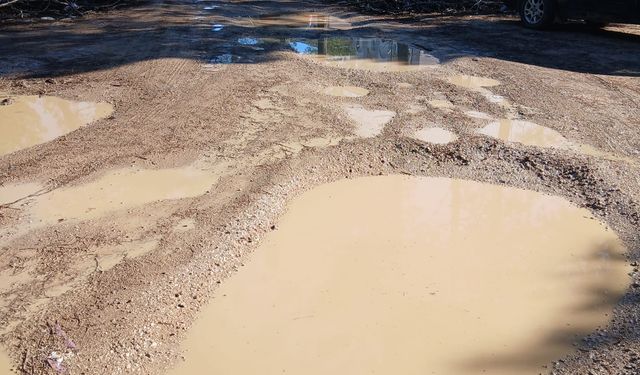 Hastane otoparkındaki çukurlar tepki çekti