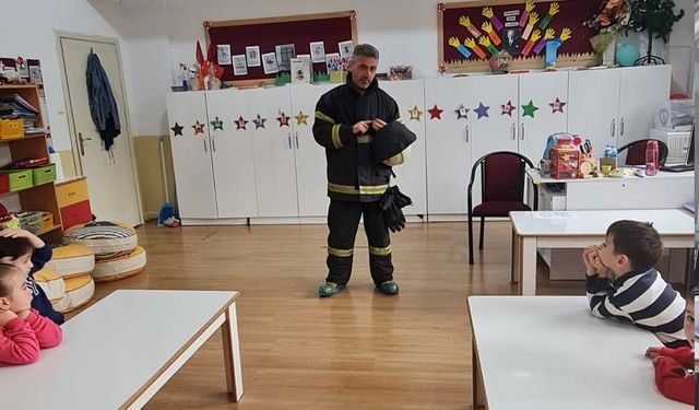 İtfaiye ekibi anaokullu miniklerle buluştu