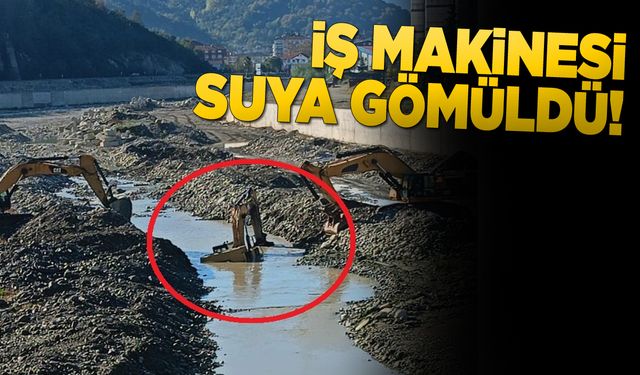 Sinop'ta iş makinesi suya gömüldü