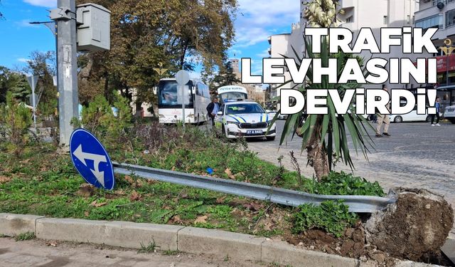 Sinop’ta ters yöne giren otobüs trafik levhasını devirdi