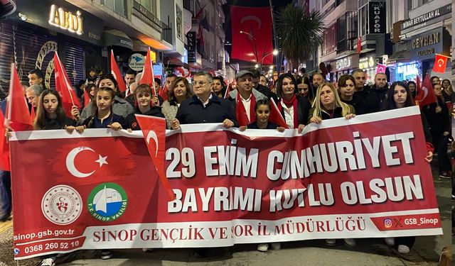 Sinop’ta Cumhuriyet'in 102. yılı fener alayıyla kutlandı