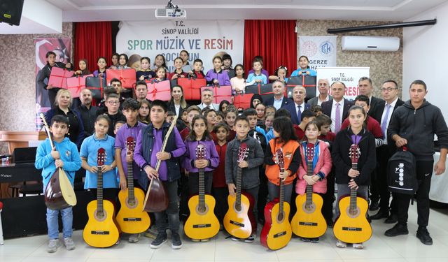 Öğrencilere spor, resim ve müzik malzemeleri dağıtıldı