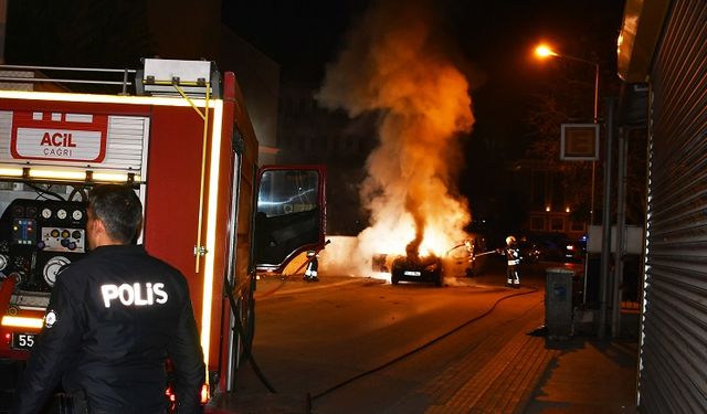 Park halindeki otomobil yandı
