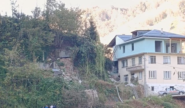 Köydeki ahşap yapı çöktü: 2 ölü