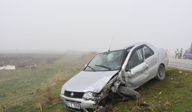 2 otomobilin çarpıştığı kazada 3 kişi yaralandı