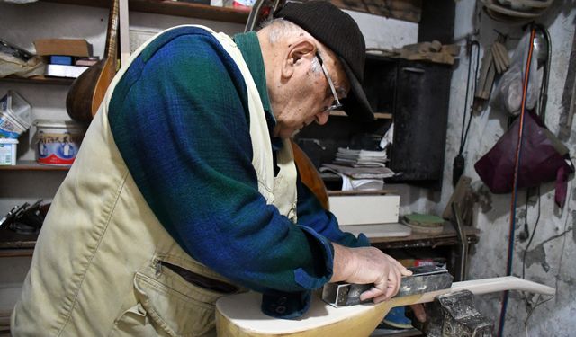 Bağlamayı hem çalıyor hem üretiyor