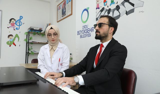 Görme engelli genç belediyenin düzenleği kursta piyano öğrendi