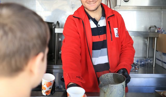 İlk ve ortaokullarda 4280 çocuğa sıcak çorba dağıtıldı