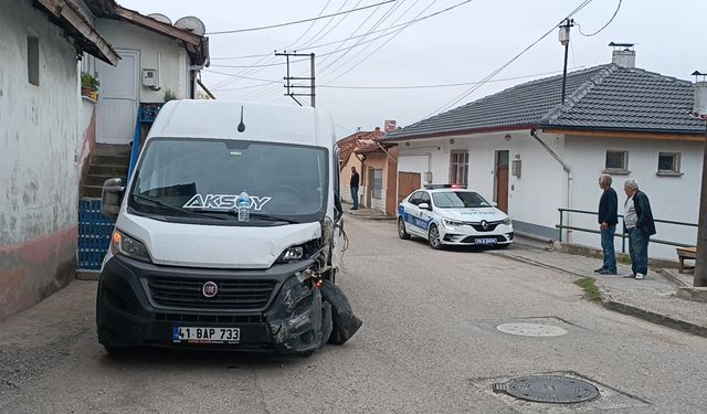 Minibüsle çarpışan hafif ticari araçtaki 2 kişi yaralandı