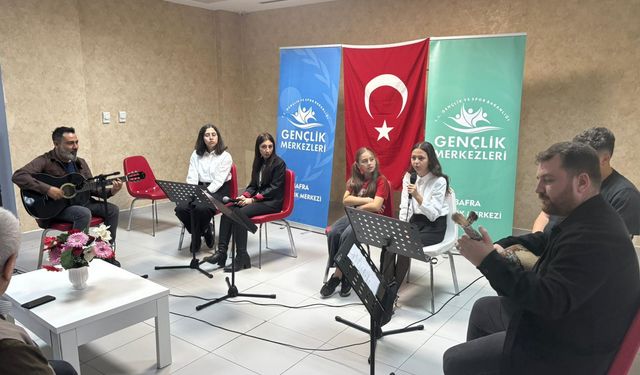 Samsun'da huzurevi sakinlerine şiir ve müzik dinletisi sunuldu