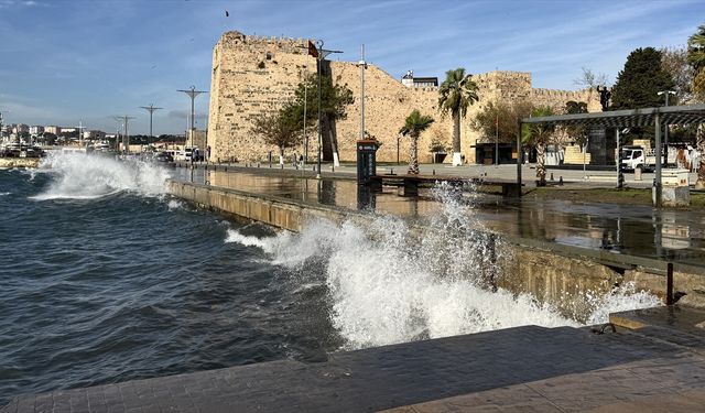 Sinop kıyılarında fırtına nedeniyle dalgalar yükseldi