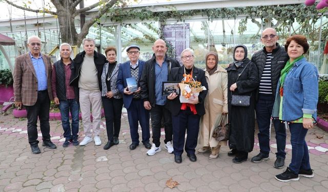 Emekli öğretmen öğrencileriyle 50 yıl sonra ilk kez buluştu