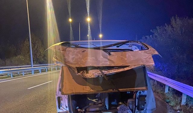 Kamyonet hafif ticari araca çarptı: 1 ölü, 4 yaralı