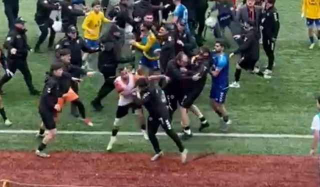 Karşılaşmada 24 kırmızı kart çıktı