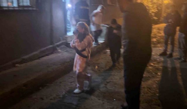 Küçük kız kedisi için gözyaşı döktü