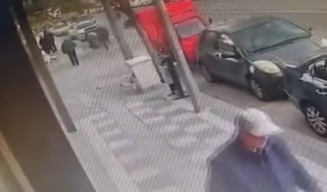 Motosiklet sürücüsünün ağır yaralandığı kaza kamerada