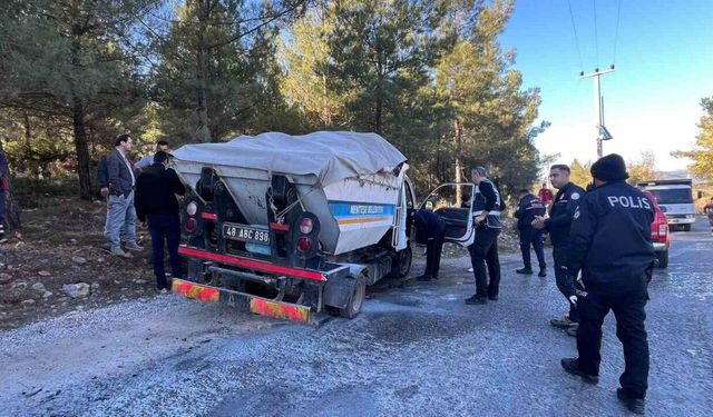 Seyir halindeki çöp kamyoneti alev aldı