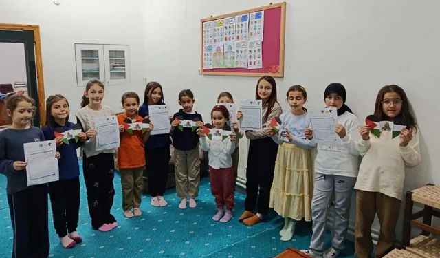 Sinoplu çocuklar Gazze’deki akranlarına mektup yazdı