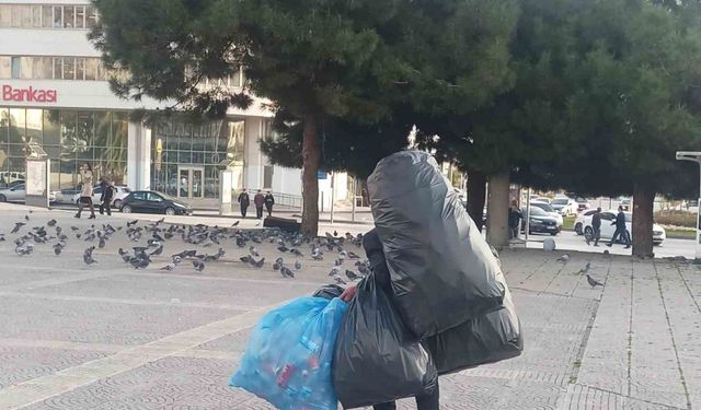 Sırtında hayatı taşıyan adam!