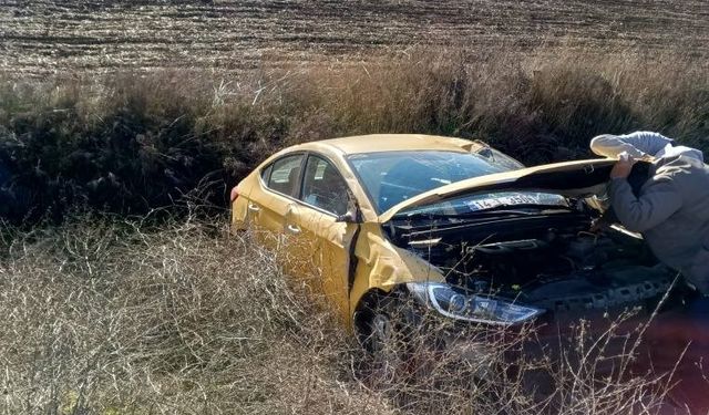 Ticari taksi tarlaya uçtu