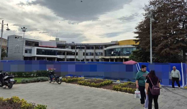 Yıkım çalışması süren belediye binasında yangın