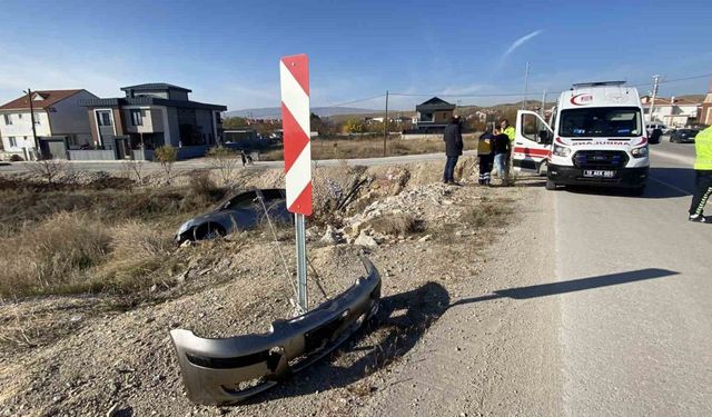Yoldan çıkan otomobil asılı kaldı