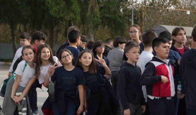 Yürüyüşü ile fenomen olan öğretmene sürpriz yaptılar