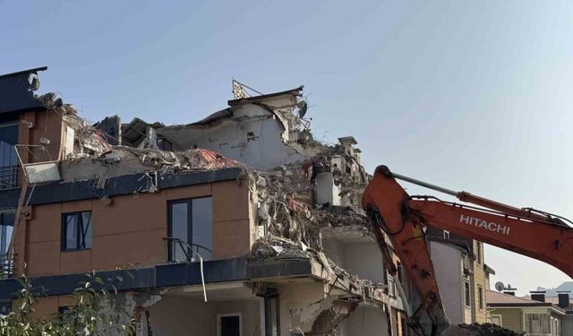 Zemini kayan ve çatlaklar oluşan bina yıkılıyor