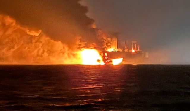 Karadeniz açıklarında isabet alan gemilerde yangın