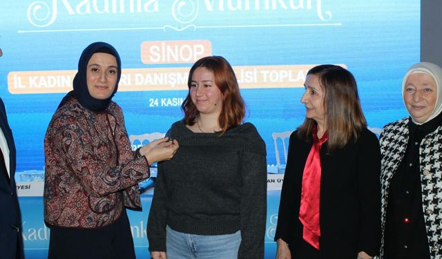 Sinop’ta AK Parti’ye katılan kadın üyelere rozet töreni