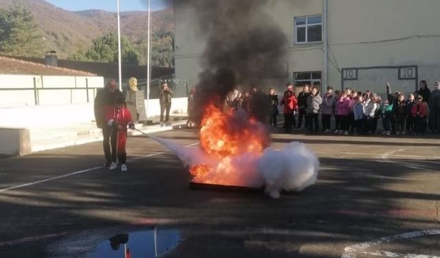Öğrencilere ve personele yangın tatbikatı eğitimi
