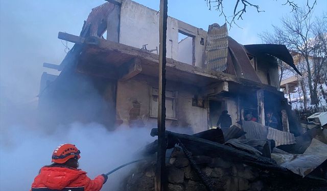 2 katlı ev yanarak kullanılamaz duruma geldi