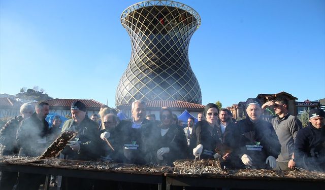 Festivalde 2 ton hamsi dağıtıldı