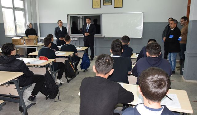 Lise öğrencilerine Kur'an-ı Kerim hediye edildi