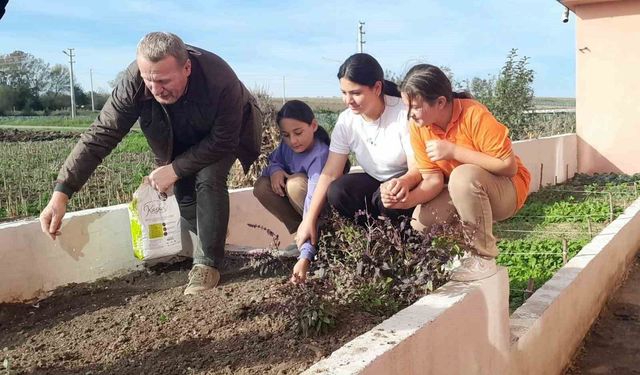 Çiftçiliği öğrenerek büyüyorlar