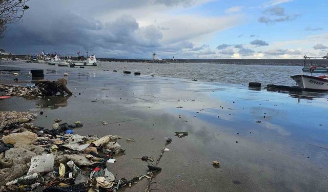 Dev dalgalar nedeniyle Kozlu Limanı su altında kaldı