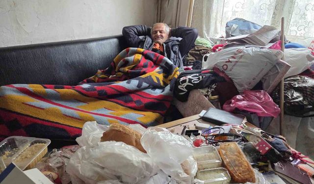 Evinden 4 kamyon çöp çıkarıldı ama içeride hâlâ 2 kamyonluk çöp var