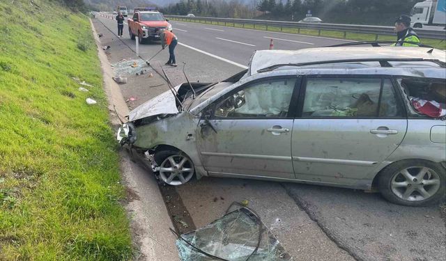 Lastiği patlayan otomobil bariyere çarpıp takla attı: 2 yaralı