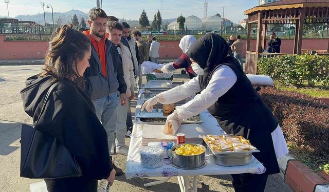 Üniversite öğrencileri hamsi festivalinde stres attı